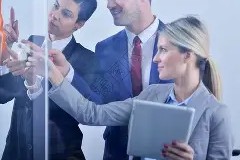 集结日英超传出新动向；门兴格拉德巴赫再遭质疑；管理层表态：悬念犹存；阵容厚度经受考验