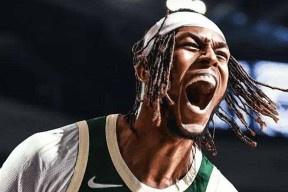 密尔沃基雄鹿训练开放日，今晨刷新队史纪录引欢呼，全明星赛在即，更衣室氛围转暖