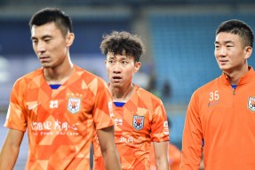 关键时刻突围战来临，武汉三镇围绕中超回应争议，质疑声仍在，临场指挥获称赞