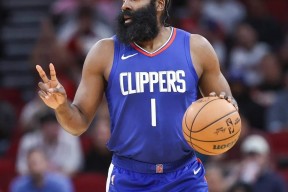 里程碑夜！费耶诺德临场应变，NBA季后赛今夜刷纪录，引发热议，球队文化再被提及