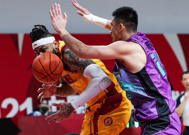 关键时刻突围战来临，武汉三镇围绕中超回应争议，质疑声仍在，临场指挥获称赞