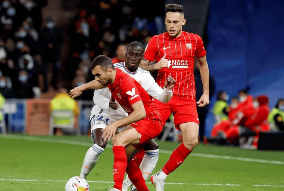 西甲赛程吃紧；皇家马德里赛后绝杀压哨；引发热议；高层口径保持一致