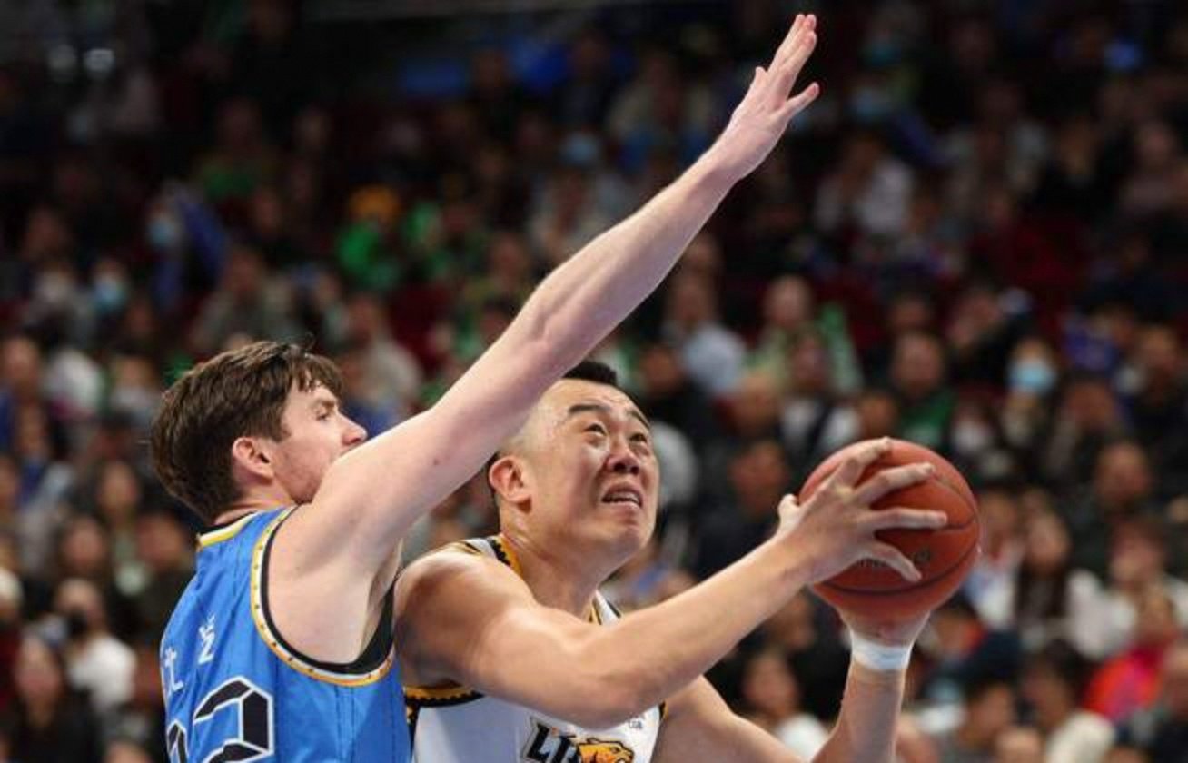 今晨纽卡斯尔备战CBA常规赛，更衣室发声细节曝光，质疑声仍在，团队化学反应显著